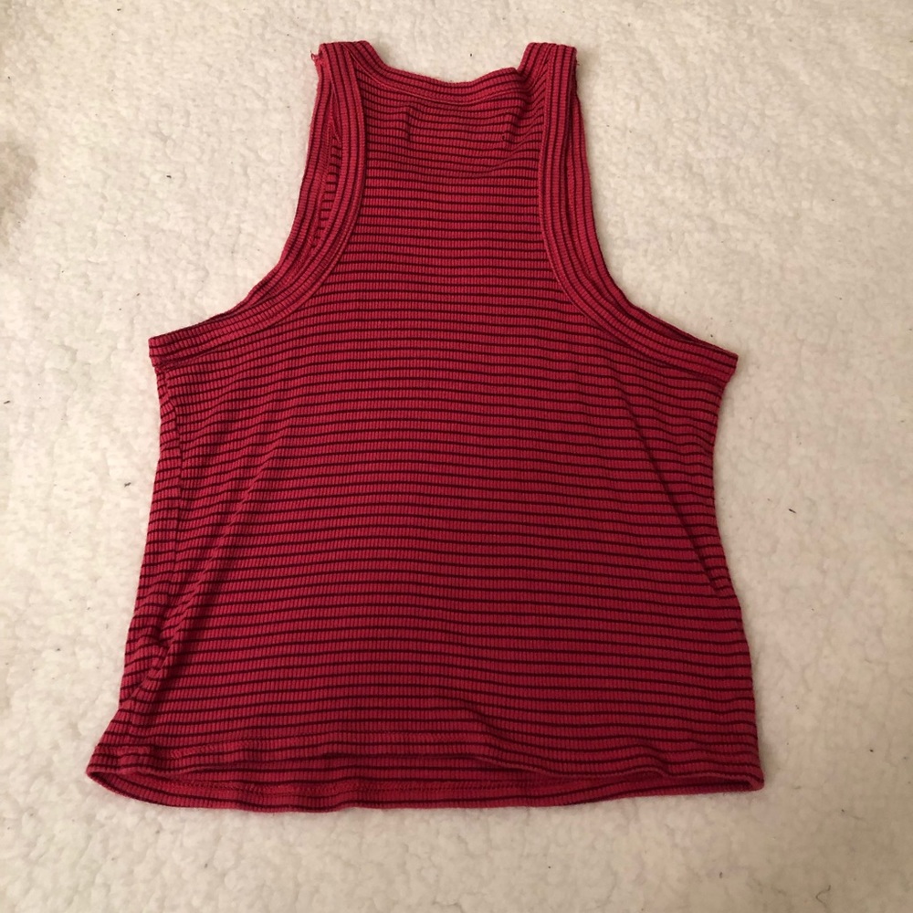 red cropped tank top - Picture 2 of 2